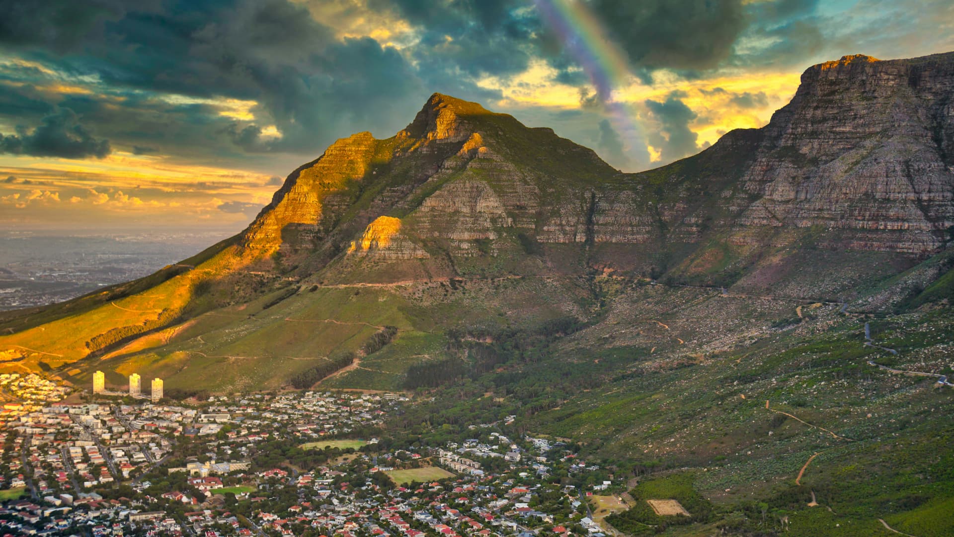 @thomasbennie_ (instagram)
last light over the devils peak mountain with a luck of rainbow